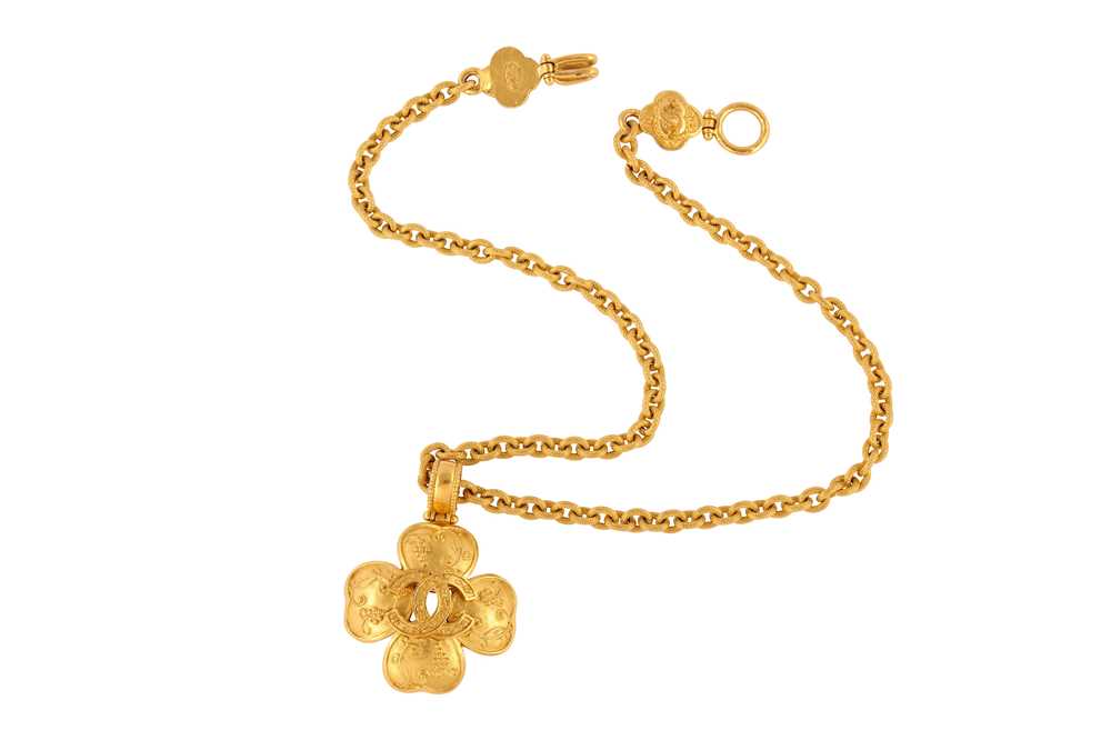 Gold Chanel CC Pendant Necklace – RvceShops Revival